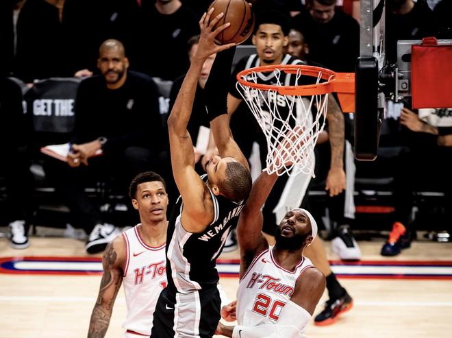 文班亚马狂砍29分马刺大胜火箭25分