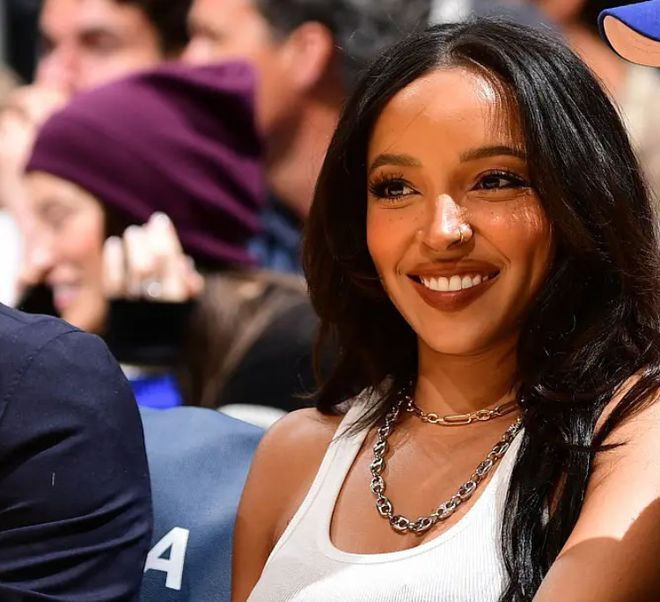 湖人队比赛现场现身,Tinashe回顾与本-西蒙斯的过