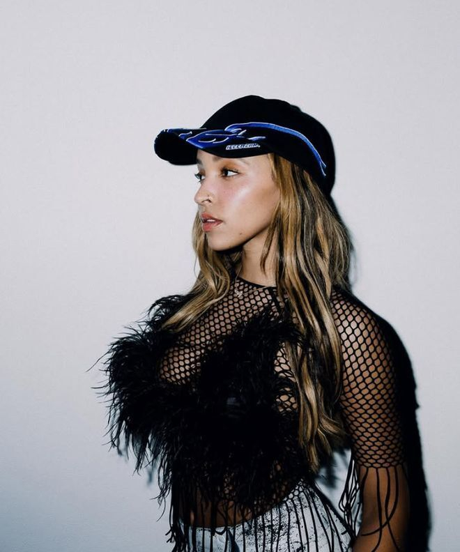 湖人队比赛现场现身，Tinashe回顾与本-西蒙斯的过