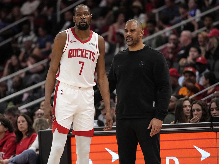 火箭三节狂胜尼克斯20分 状态回暖迎战季后赛