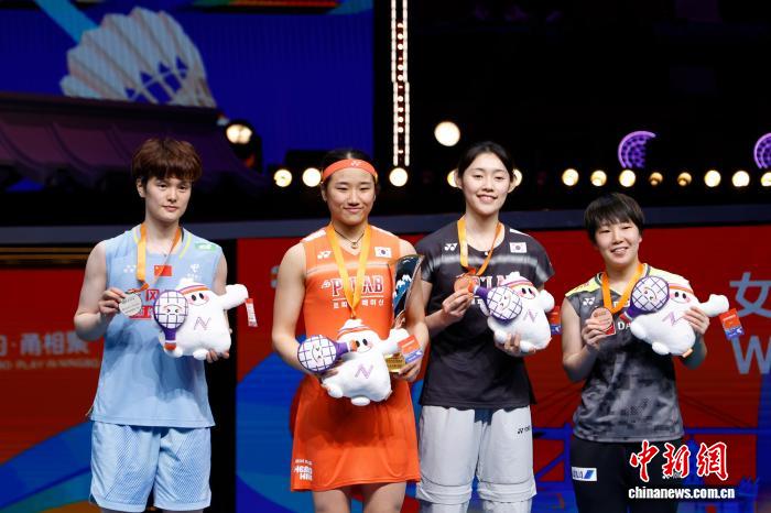 石宇奇首夺亚锦赛男单冠军 女双组合李怡婧罗徐
